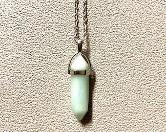 Elegant polished gemstone pendant necklace