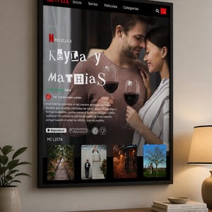 Puede incluir: Una pantalla digital enmarcada que muestra una interfaz de Netflix con el título Keyla y Mathias. La pantalla presenta a una pareja sosteniendo copas de vino, menús de navegación, una sinopsis y una fila de miniaturas de otros contenidos.