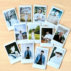 Puede incluir: Una colección de diez fotos estilo Polaroid con diferentes personas en diferentes entornos. Las fotos están dispuestas en círculo sobre una superficie de madera clara.