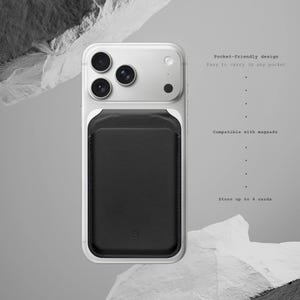 Peut inclure: Un &eacute;tui de t&eacute;l&eacute;phone blanc avec un porte-cartes en cuir noir. L'&eacute;tui comporte trois objectifs d'appareil photo et un flash. Le texte indique "Pocket-friendly design", "Easy to carry in any pocket", "Compatible with magsafe", et "Store up to 4 cards".