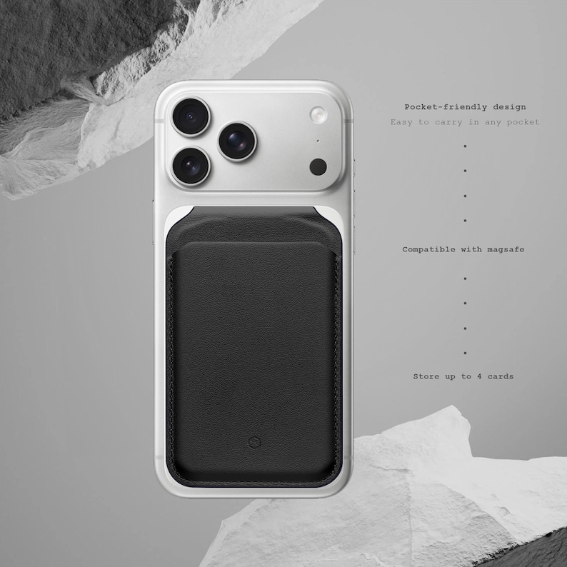 Peut inclure: Un &eacute;tui de t&eacute;l&eacute;phone blanc avec un porte-cartes en cuir noir. L'&eacute;tui comporte trois objectifs d'appareil photo et un flash. Le texte indique "Pocket-friendly design", "Easy to carry in any pocket", "Compatible with magsafe", et "Store up to 4 cards".