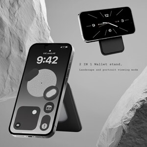 Peut inclure: Smartphone noir avec un affichage d'horloge, pos&eacute; sur un support de portefeuille noir. L'heure affich&eacute;e sur le t&eacute;l&eacute;phone est 9h42. Le support est con&ccedil;u pour les modes paysage et portrait. Le texte "2 IN 1 Wallet stand" est visible.
