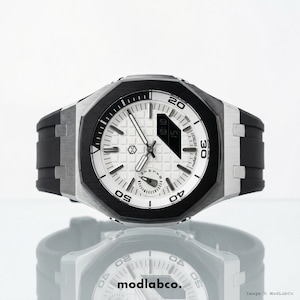 Op de afbeelding: Een modern polshorloge met een witte wijzerplaat, zwarte bezel en een zwarte rubberen band. Het horloge heeft zilveren accenten en een digitale display met de tijd. Het horloge wordt gepresenteerd op een reflecterend oppervlak.
