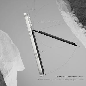 Peut inclure: Un t&eacute;l&eacute;phone argent&eacute; avec un support magn&eacute;tique noir, inclin&eacute; &agrave; 160 degr&eacute;s, et mesurant 10,4 cm. Le support mesure 1 cm de large et offre de multiples ajustements d'angle. Le texte indique "Powerful magnetic hold" et "Holds securely with up to 950g of pull force."