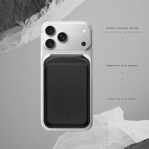 Puede incluir: Una funda blanca para tel&eacute;fono con un tarjetero de cuero negro adjunto. La funda tiene tres lentes de c&aacute;mara y un flash. El texto dice "Pocket-friendly design", "Easy to carry in any pocket", "Compatible with magsafe" y "Store up to 4 cards".