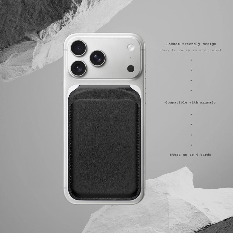 Puede incluir: Una funda blanca para tel&eacute;fono con un tarjetero de cuero negro adjunto. La funda tiene tres lentes de c&aacute;mara y un flash. El texto dice "Pocket-friendly design", "Easy to carry in any pocket", "Compatible with magsafe" y "Store up to 4 cards".