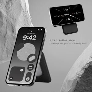 Puede incluir: Smartphone negro con pantalla de reloj, apoyado en un soporte de cartera negro. El tel&eacute;fono muestra la hora como 9:42. El soporte est&aacute; dise&ntilde;ado para modos de visualizaci&oacute;n horizontal y vertical. El texto "2 IN 1 Wallet stand" es visible.