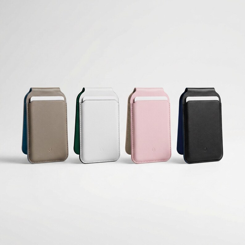 Puede incluir: Cuatro tarjeteros de cuero para tel&eacute;fono en fila. Los colores son topo, blanco, rosa y negro. Cada tarjetero tiene una ranura para tarjetas y un panel trasero de color contrastante. Los tarjeteros est&aacute;n de pie sobre un fondo blanco.