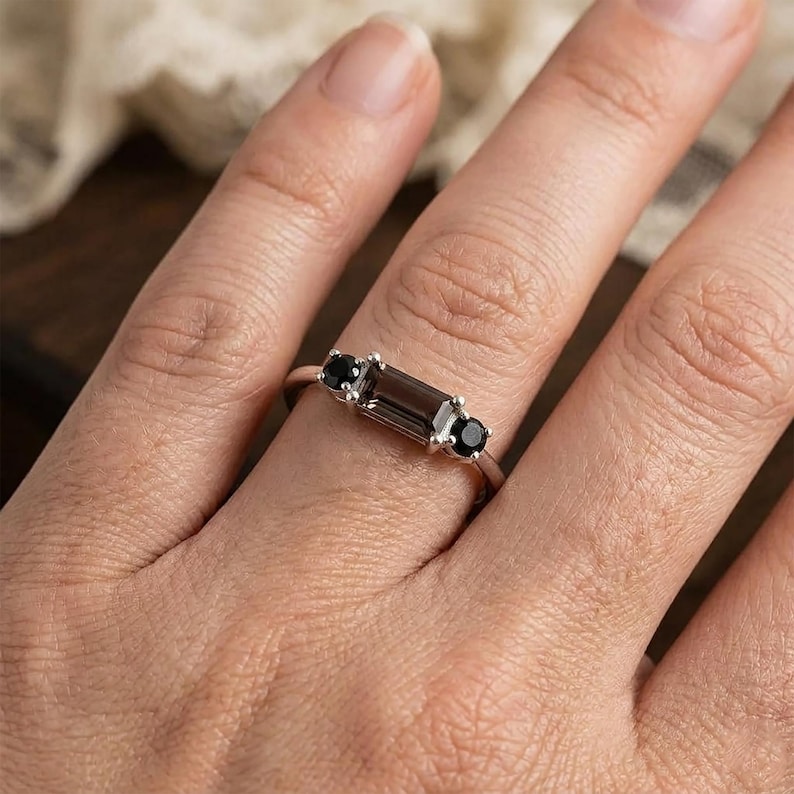 Anillo de cuarzo ahumado, ónix negro y baño de oro – Joyería apilable con gema baguette imagen 6