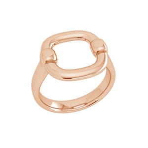 Op de afbeelding: Een ring van roségoud met een brede, vierkante band. De band is aan één kant open en heeft een afgeronde, gladde afwerking.