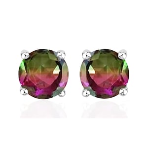 Puede incluir: Un par de pendientes de botón de plata con piedras preciosas redondas e iridiscentes. Las piedras preciosas tienen un color verde, rosa y morado.