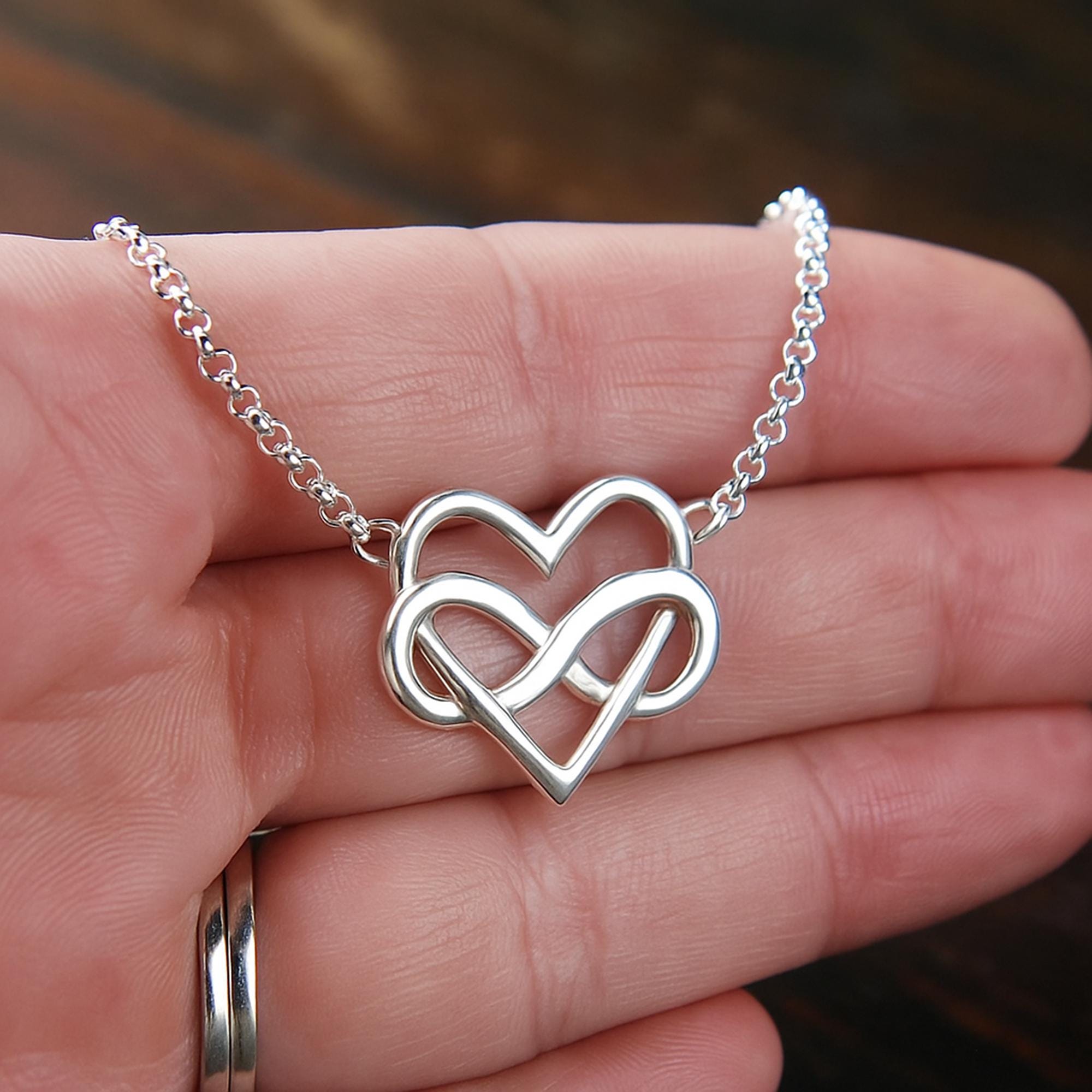 スターリングシルバーのインフィニティハートネックレス：ラブノット