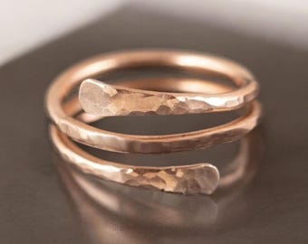 Anel artesanal em cobre martelado – Anel envolvente em cobre puro