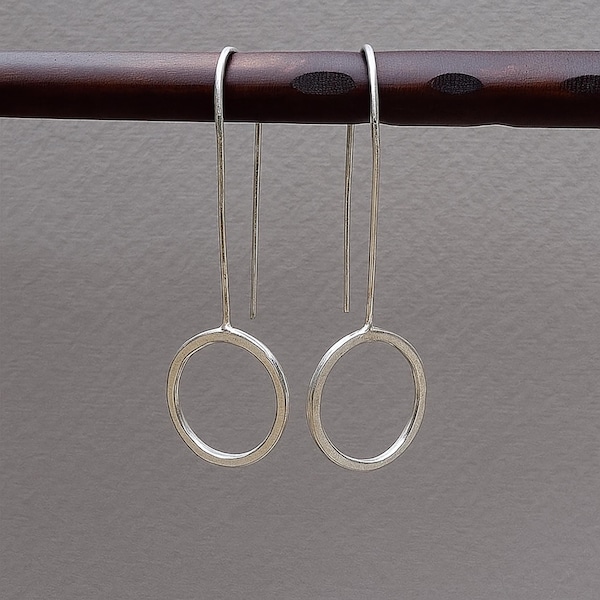 Minimalistiska örhängen i sterlingsilver med cirkelform: Moderna geometriska smycken