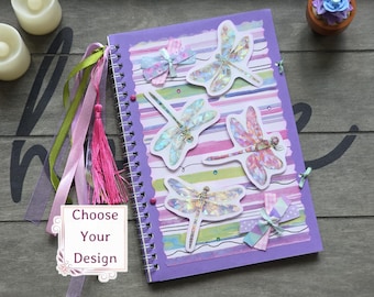 Caderno floral artesanal, design botânico da natureza, caderno espiral com libélula e borboleta, peça artesanal única.