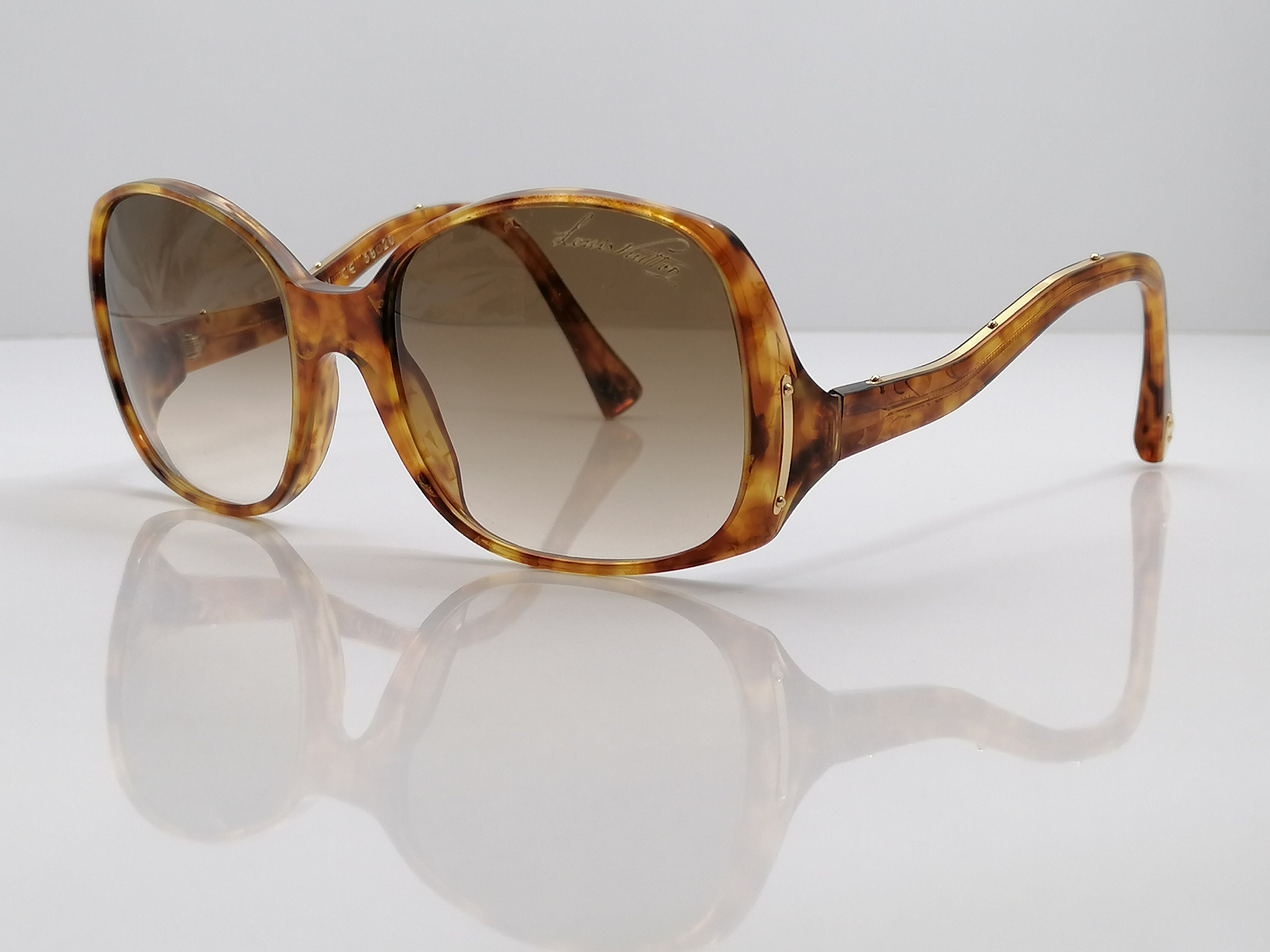 LOUIS VUITTON LV Charm Cat Eye Sunglasses Gold Metal. Size U