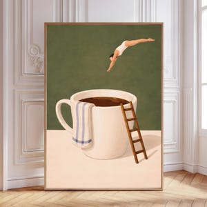 Pode incluir: Uma impressão de arte emoldurada retrata uma cena fantasiosa de uma pessoa mergulhando em uma xícara de café gigante. A xícara tem uma toalha listrada azul e branca pendurada na lateral e uma pequena escada de madeira encostada nela.