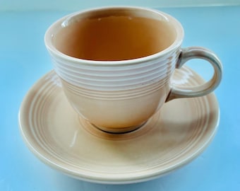 Vintage Apricot Fiestaware Tasse und Untertasse / Homer Laughlin im Ruhestand