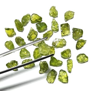 Peridot Raw Stone, 100% Natural Green Peridot Rough Stone 90Cts, 30Pcs Size 6mm to 10mm Loose Gemstone Peridot Rough Crystal Use For Jewelry