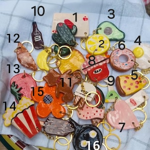 Portachiavi in ceramica fatti a mano: cibo carino e forme divertenti, idee regalo colorate