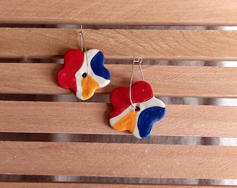 Boucles d'oreilles florales en céramique faites main, boucles d'oreilles en céramique blanche, créoles avec arc-en-ciel, décoration dorée,
