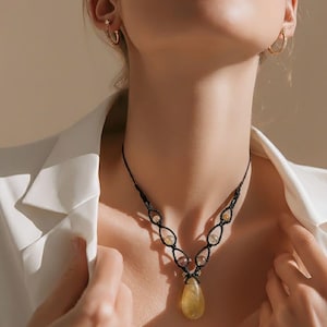 "Elyra" ketting - Zwart micromacramé - IJzerkwarts - Gele druppelvormige hanger - Boho handgemaakte sieraden - Natuursteen