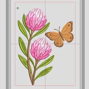 Könnte beinhalten: Ein gesticktes Design mit zwei rosa Protea-Blüten mit grünen Blättern und einem braunen Schmetterling. Die Blüten haben ein detailliertes, strukturiertes Aussehen, und der Schmetterling hat komplizierte Flügelmuster. Das Design ist vor einem hellgrauen Hintergrund angeordnet.