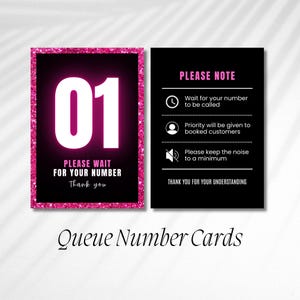 Pode incluir: Dois cartões de números de fila pretos e rosa. Um cartão exibe o grande número branco "01" em um fundo preto, com o texto "PLEASE WAIT FOR YOUR NUMBER Thank you". O segundo cartão tem o texto "PLEASE NOTE" e marcadores.