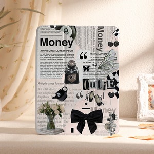 Op de afbeelding: Een decoratieve telefoonhoes met een collage-ontwerp. Het heeft krantenpapier, het woord "Money" en zwart-witte afbeeldingen, waaronder een strik, vlinders en het woord "Cutie".