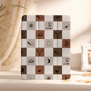 Può includere: Una custodia per iPad a scacchi bianchi e marroni con tema western. La custodia presenta varie icone western come cactus, stivali da cowboy, ferri di cavallo e serpenti.