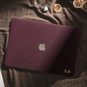Personalized Lychee-Grain Leather MacBook Case,Custom Leather Laptop Cover with Gold Initial for MacBook Air 13 15 Pro 14 2026 M4/M5 Neo A18
