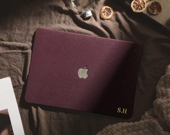 Personalized Lychee-Grain Leather MacBook Case,Custom Leather Laptop Cover with Gold Initial for MacBook Air 13 15 Pro 14 2026 M4/M5 Neo A18