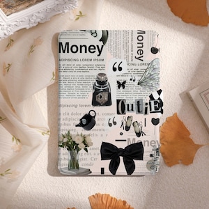 Puede incluir: Una portada de diario rosa y blanca con un collage de imágenes y texto. El texto incluye "Money", "Cute" y "66". Hay un lazo negro, un frasco de tinta negro y una mariposa blanca.