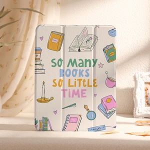 Könnte beinhalten: Weiße iPad-Hülle mit einem farbenfrohen Design mit Büchern, einer Kerze, einer Tasse Kaffee und dem Text "So many books so little time".