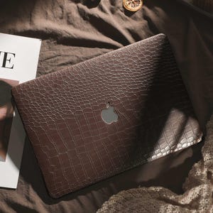 Personalisierte braune MacBook Tasche mit Krokoprägung, individuelle Leder Laptoptasche mit goldener Initiale für MacBook Air 13 Pro 14 2026 M5 Neo A18