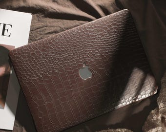 Personalized Brown Crocodile Embossed MacBook Case, Custom Leather Laptop Cover with Gold Initial for MacBook Air 13 Pro 14 2026 M5 Neo A18