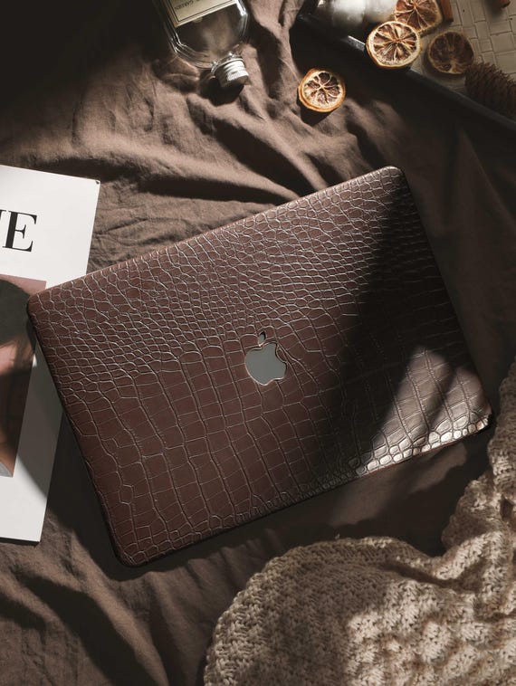 Personalized Brown Crocodile Embossed MacBook Case, Custom Leather Laptop Cover with Gold Initial for MacBook Air 13 Pro 14 2026 M5 Neo A18