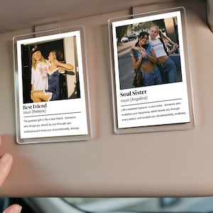 Könnte beinhalten: Zwei transparente Acryl-Sonnenblendenclips für Autos, die jeweils ein Foto mit Text halten. Einer lautet "Beste Freundin" mit einem Foto von zwei Frauen. Der andere lautet "Soul Sister" mit einem Foto von drei Frauen.