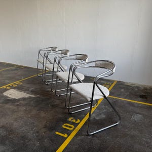 Set van 4 vintage moderne bouclé fauteuils uit het midden van de eeuw, verchroomd staal, Italië, jaren 1970