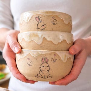 Cuenco de Pascua de cerámica, cuenco de cereales con conejo, cerámica hecha a mano, regalo, vajilla, ensaladera, cuenco de desayuno de gres hecho a mano, cerámica