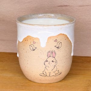 Ceramiczny kubek wielkanocny z królikiem i jasną glazurą, ręcznie robiony prezent, ceramika, wiosenna zastawa stołowa, naczynie do picia, glina, kawa/herbata