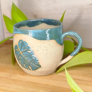 Tazza in ceramica realizzata a mano in gres con motivo a foglia di Monstera e smalto verde. Idea regalo, ceramica, recipiente per bevande, caffè/tè.