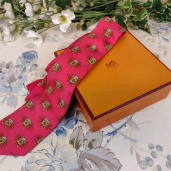 Hermès tie in fuchsia silk