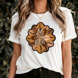 Könnte beinhalten: Weißes T-Shirt mit einem braunen Kaffeekorn-Design und dem Text "Life begins after coffee".