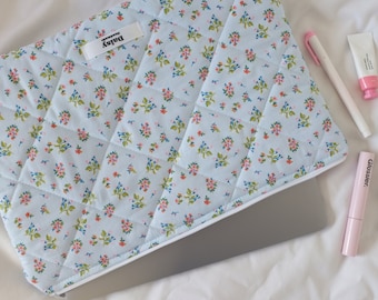 Gewatteerde laptop iPad-tablethoes in blauwe bloemenprint met roze gingham-ruitvoering | Esthetische laptoptas | Handgemaakt in Groot-Brittannië