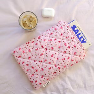 Copertina trapuntata con cerniera, stampa di rose con fiocco rosa e fodera a quadretti rosa / Copertina estetica / Copertina rigida / Fatto a mano nel Regno Unito