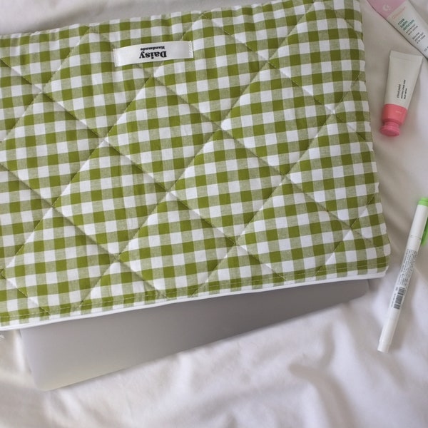 Gesteppte Laptop-iPad-Tablet-Hülle in olivgrünem Vichykaro mit elfenbeinfarbenem Futter | Ästhetische Laptophülle | Handgefertigt in Großbritannien