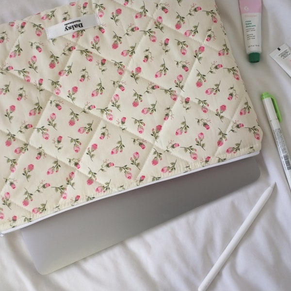 Gewatteerde laptop iPad tablethoes in ivoor en roze roze bloemen met rode gingangruit | Esthetische laptoptas | Handgemaakt in Groot-Brittannië