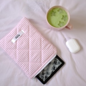 Gesteppte Kindle und Kobo e-Reader Tasche in rosa gestreift mit cremefarbenem Baumwollfutter | Ästhetische Kindle Paperwhite Hülle | Handgefertigt aus Großbritannien