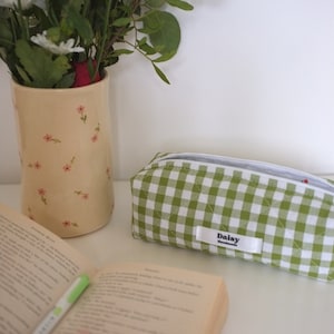 Pikowany piórnik w oliwkową kratkę gingham z podszewką w kolorze kości słoniowej | Estetyczny piórnik | Ręcznie robiony w Wielkiej Brytanii